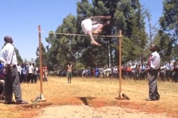 Κενυάτης μαθητής πηδάει δύο μέτρα ύψος με μπροστινό άλμα! (video)