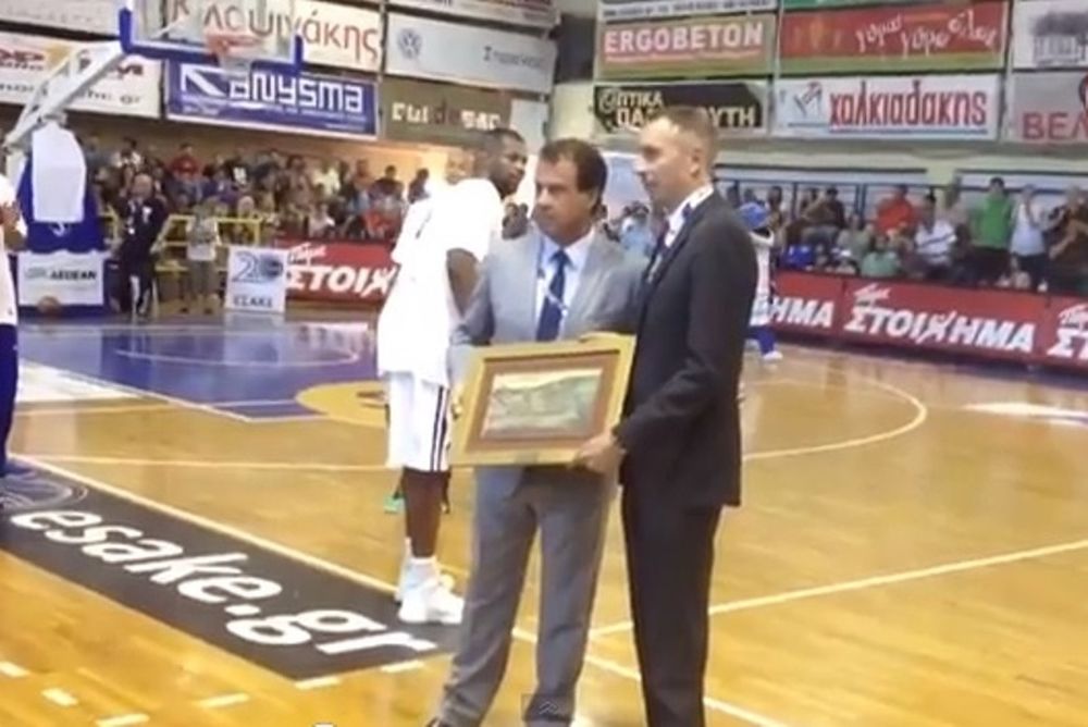 Ολυμπιακός: Βραβεύθηκε από τους Κρητικούς (video)