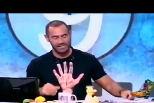 Μιλούσε στο κινητό όταν μπήκε γκολ και... (Video)