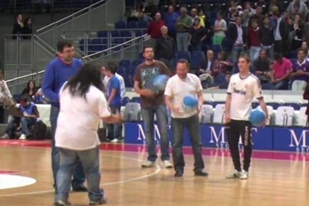 Ρεάλ Μαδρίτης: Οπαδός σκόραρε από το κέντρο! (video)