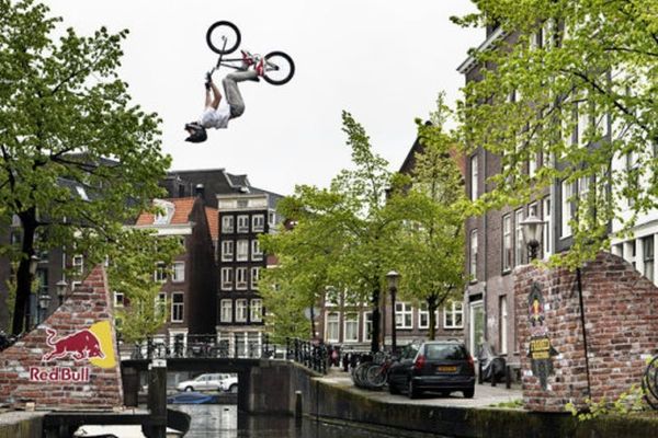 Ιπτάμενοι ποδηλάτες στο Άμστερνταμ!