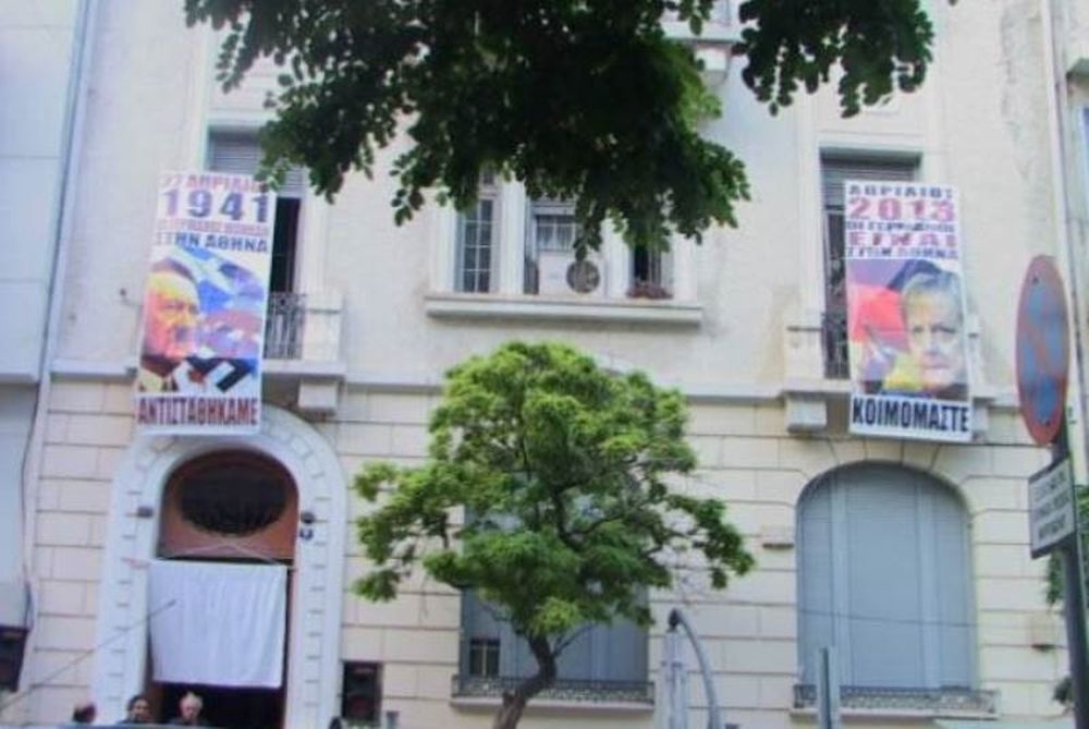 Ανέβασε και πάλι πανό κατά της Γερμανίας ο Κολλάτος