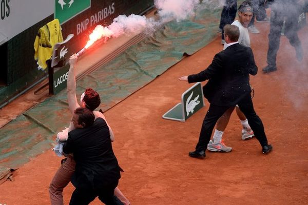 Απίστευτο! Φωτοβολίδα δίπλα στον Ναδάλ στο Roland Garros! (photos+video)