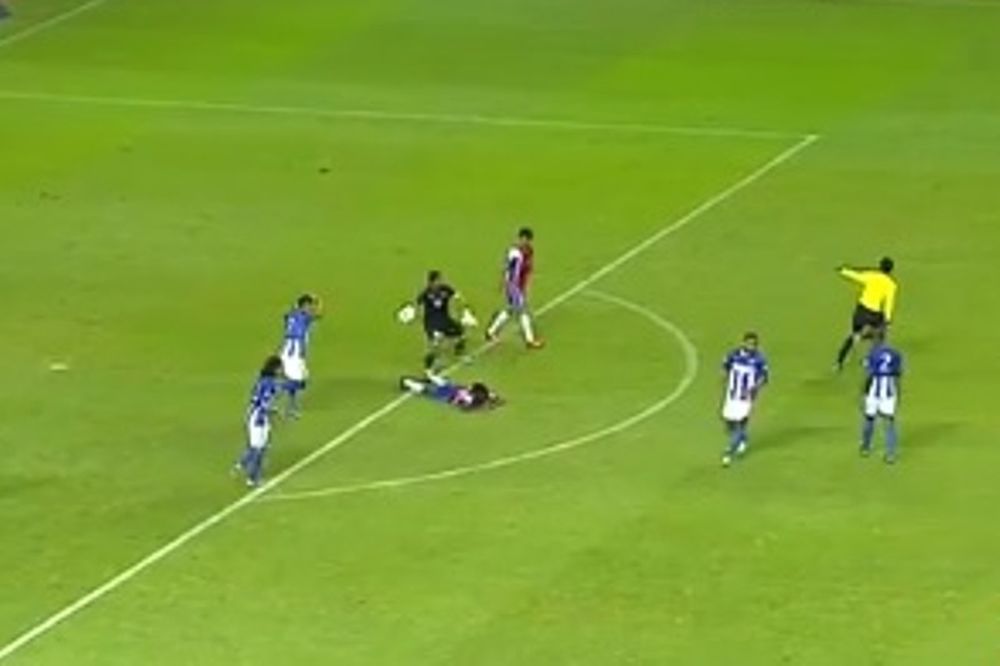 Τερματοφύλακας βγήκε εκτός περιοχής κρατώντας την μπάλα και έμεινε ατιμώρητος! (video)