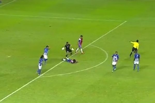 Τερματοφύλακας βγήκε εκτός περιοχής κρατώντας την μπάλα και έμεινε ατιμώρητος! (video)