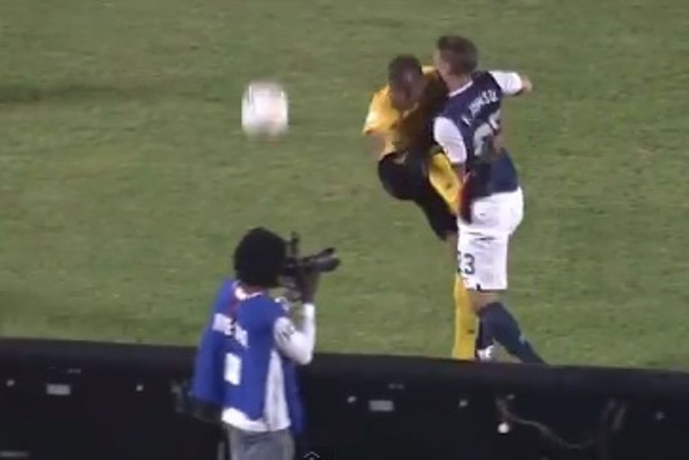 Φωτογράφος «έφαγε» την μπάλα στο κεφάλι και το έβαλε στα πόδια! (video)