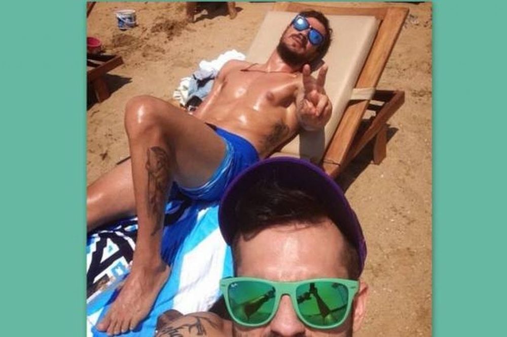 Κορίτσια, ο Άκης!