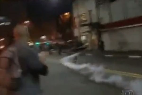 Βραζιλία: Δακρυγόνο μπήκε… γκολ! (video)