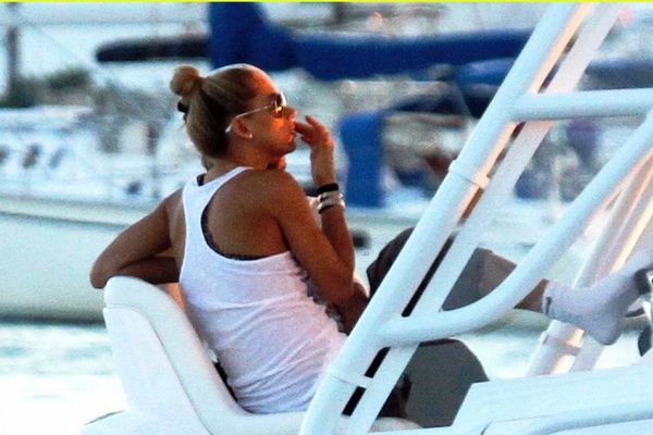 Οι διακοπές της διαχρονικής Αννούλας… (photos)