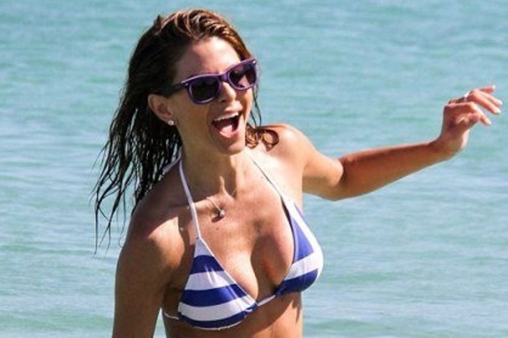 Η sexy Μaria Menounos διασκεδάζει στη Μύκονο με μαγιό ελληνική σημαία