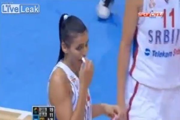 Ευρωμπάσκετ Γυναικών: Τεχνική ποινή για το... λιποζάν! (video)