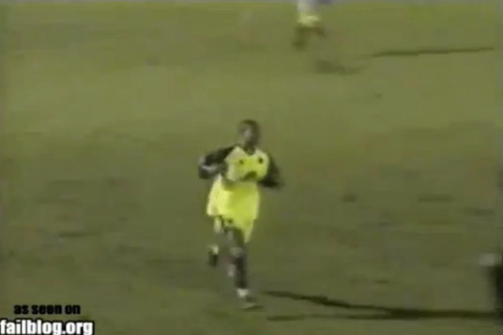 Συμβαίνουν και αυτά στο... ποδόσφαιρο (video)