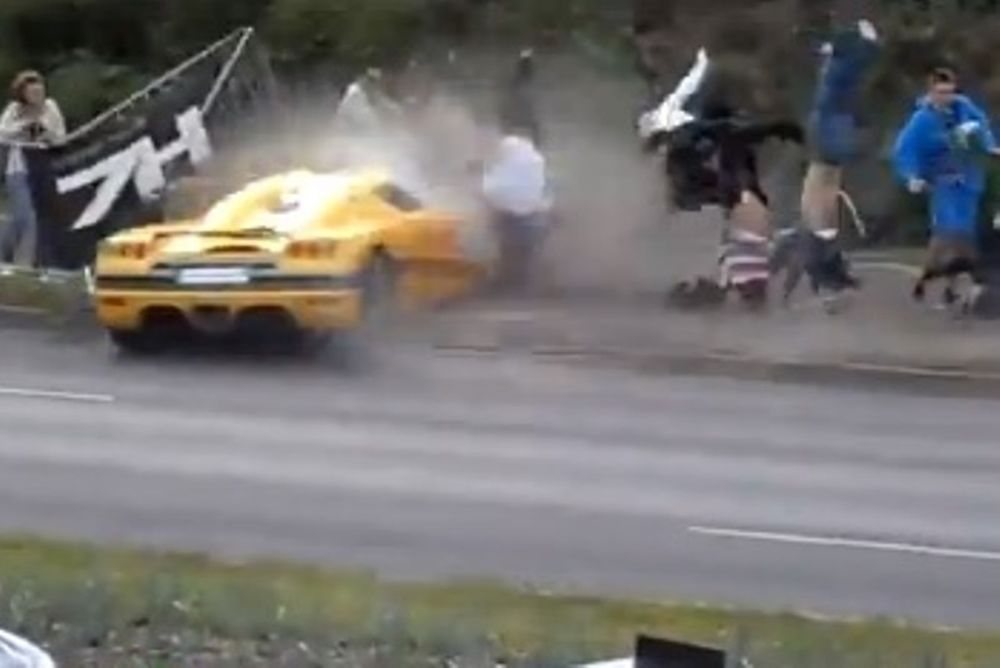 Σοκ: Αγωνιστικό αυτοκίνητο έπεσε πάνω σε θεατές (video)