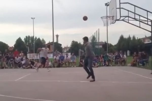 Απίστευτο κάρφωμα με… τακουνάκι! (video)