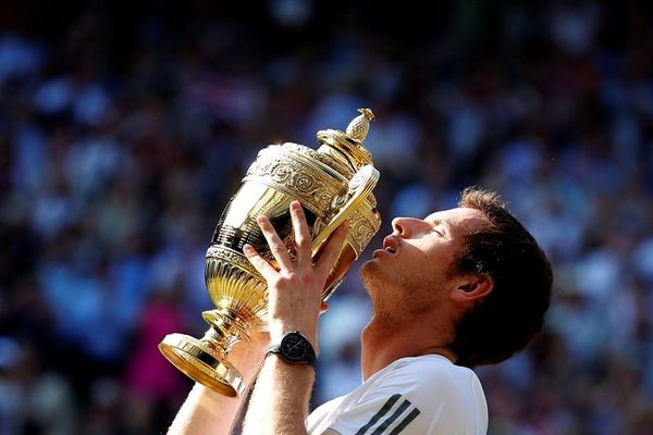 «Διέλυσε» το τρόπαιο του Wimbledon ο Μάρεϊ! (video)