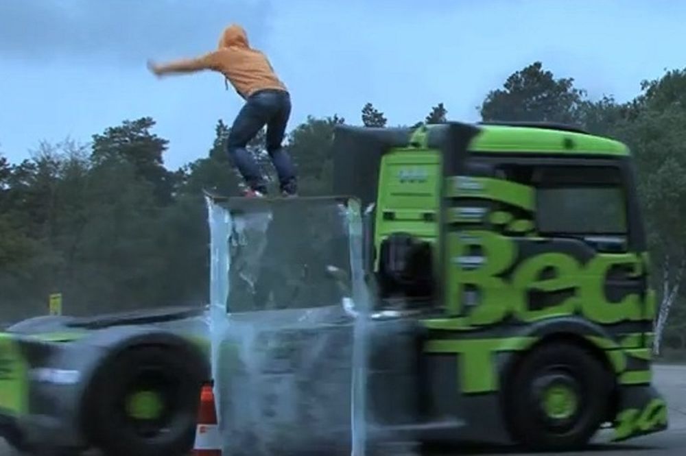 Αυτό το... φορτηγό θα σας «τρελάνει» (video)