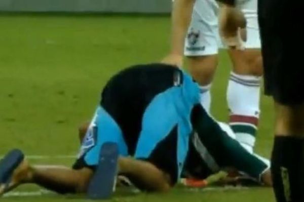 Μπούκαρε στο γήπεδο και φίλησε τα... του Φρεντ (video)