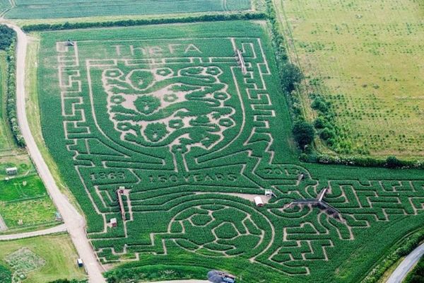 Αγγλία: Γιγαντιαίος λαβύρινθος για τα 150 χρόνια της FA (photos)