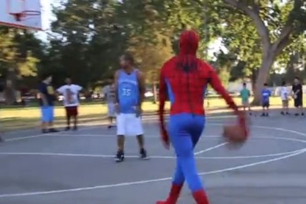 Απίστευτα κόλπα στο μονό από τον… Spiderman! (video)