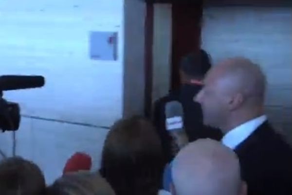 Μπαρτσελόνα: Ο πρόεδρος κρύφτηκε στις γυναικείες τουαλέτες! (video)