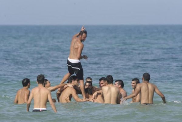 Σεβίλλη: Προπόνηση με... βουτιές στην παραλία (photos+video)