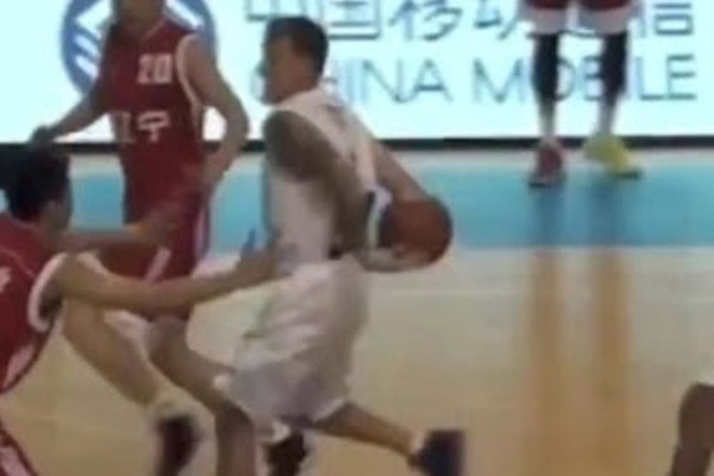 Κίνα: Απίστευτη ασίστ… αγκωνιά από τον Τζέισον Ουίλιαμς! (video)