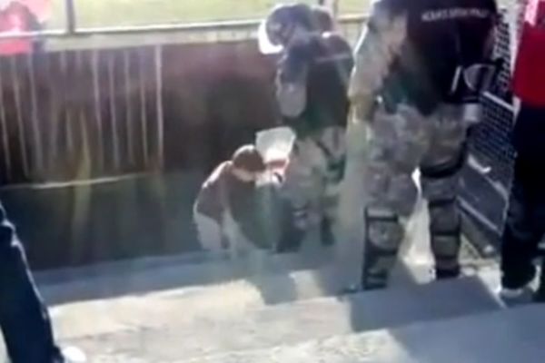 Πιτσιρίκι… επιτίθεται σε αστυνομικό! (video)