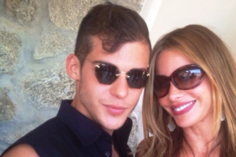 H Βεργκάρα στη Μύκονο και ο... Ντρου στο αεροπλάνο!