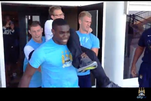 Μάντσεστερ Σίτι: Έριξαν δημοσιογράφο στην πισίνα οι παίκτες (video)