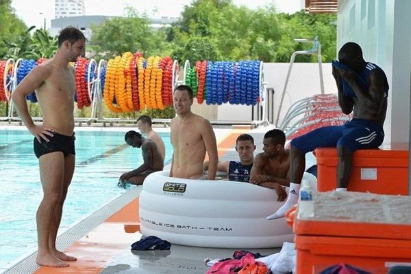 Τσέλσι: Τα πλατσουρίσματα των παικτών στην Μπανγκόκ (photos)