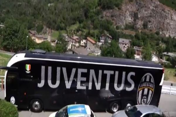 Τα... σπάει το νέο πούλμαν της Γιουβέντους (video)
