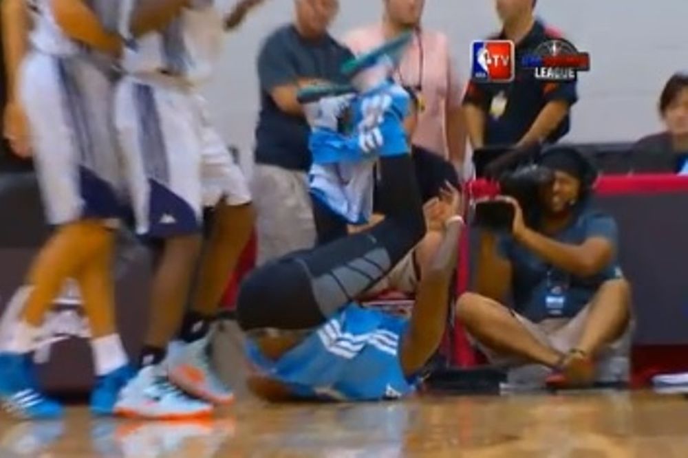 NBA Summer League: Του έφυγε το σορτς! (video)