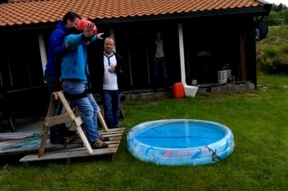 Απίστευτη φάρσα στον γαμπρό στο μπάτσελορ! (video)