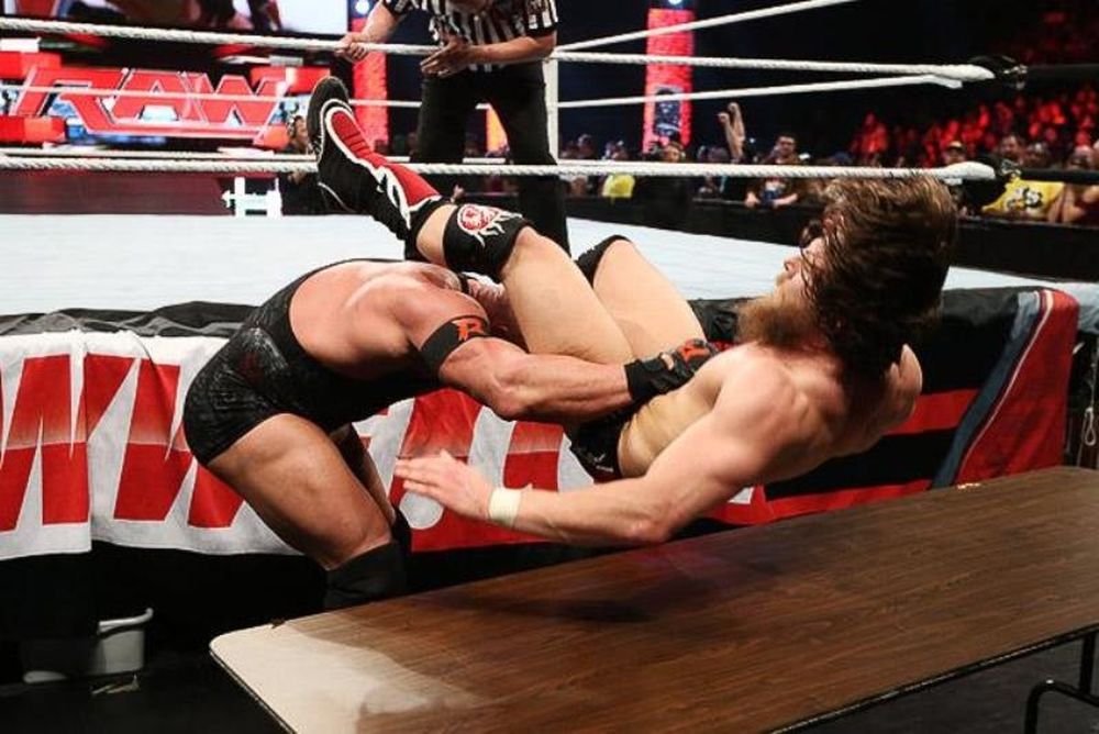 Raw SuperShow: Χρειάστηκε Cena o Bryan (videos+photos)