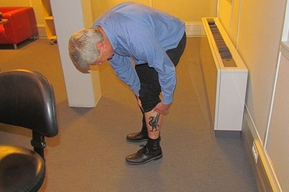 Οπαδός της Λίβερπουλ έδειξε το... γαριδάκι του! (photos)