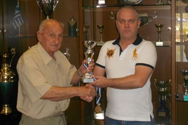 Ολυμπιακός: Στα γραφεία το τρόπαιο του πρωταθλήματος στίβου