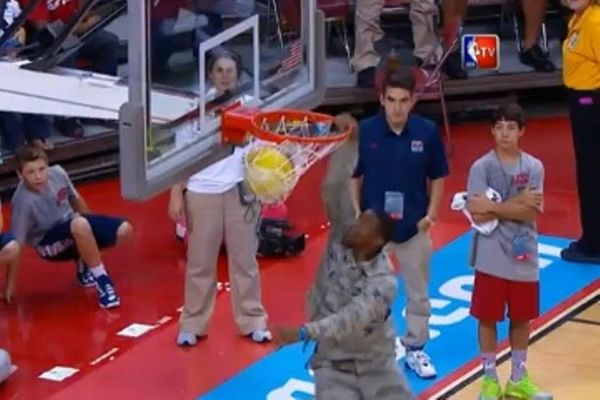 Αυτό θα πει κάρφωμα… αεροπορίας! (video)