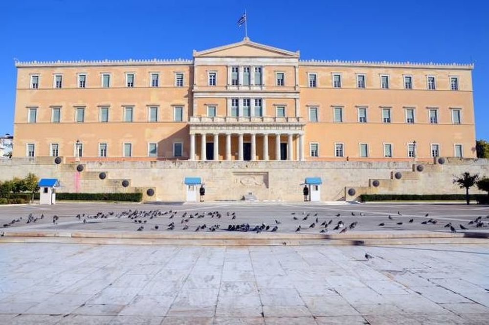 Απολύθηκε υπάλληλος από τη Βουλή!