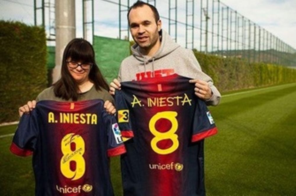 Μπαρτσελόνα: Η γυναίκα με το σύνδρομο Down που έκανε την ιδιαίτερη τυπογραφία στις φανέλες (video)