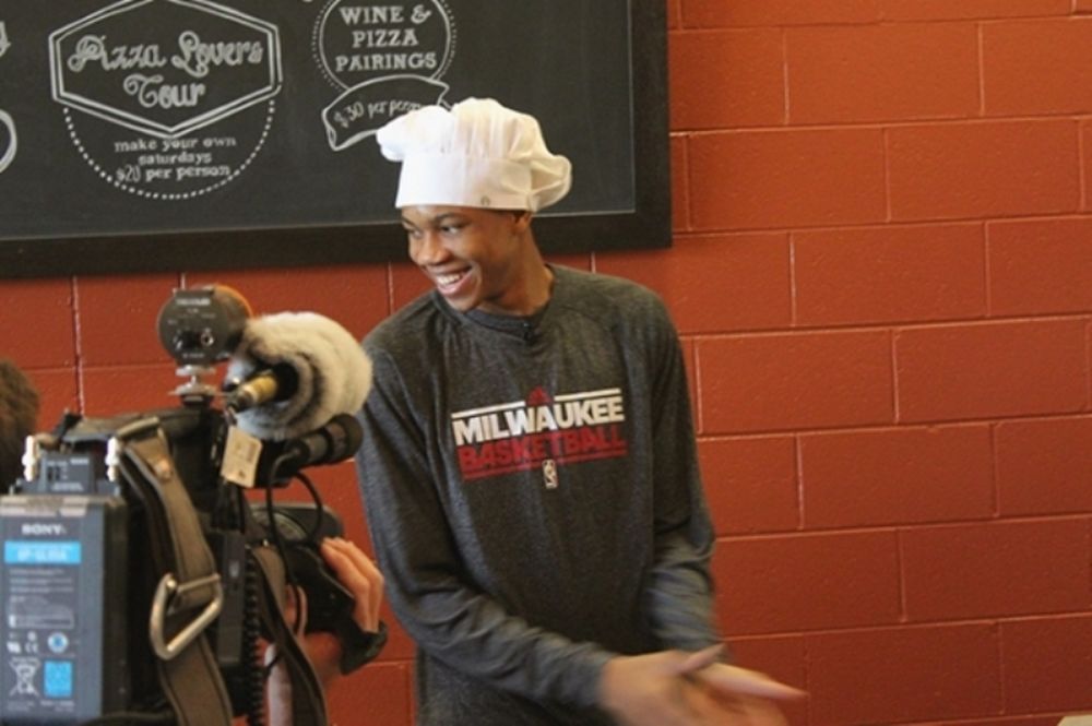 Μιλγουόκι Μπακς: Δείτε τον Αντετοκούνμπο να φτιάχνει πίτσα σε ρόλο σεφ (photos)