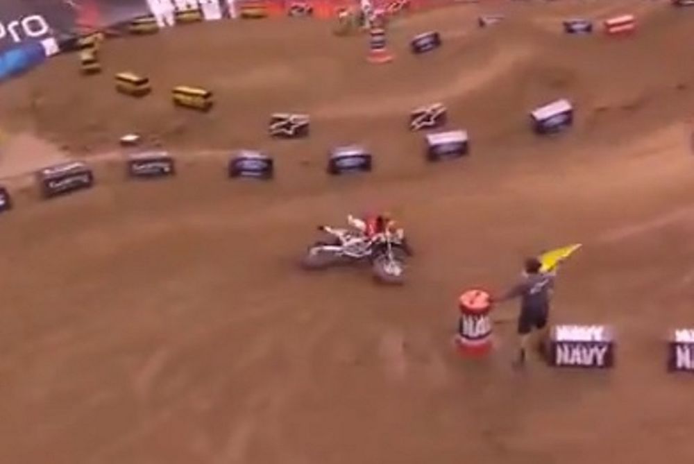 Motocross: Γυναίκα αναβάτης πανηγύρισε… νωρίς και έπεσε (video)