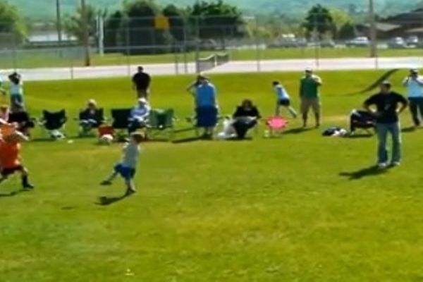 Πιτσιρικάς δέχθηκε την μπάλα στο κεφάλι σε ποδοσφαιρικό αγώνα! (video)