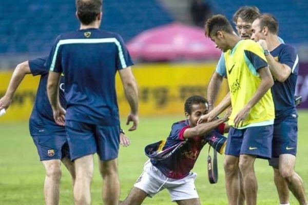 Μπαρτσελόνα: Οπαδός έπεσε στα πόδια του Νεϊμάρ!
