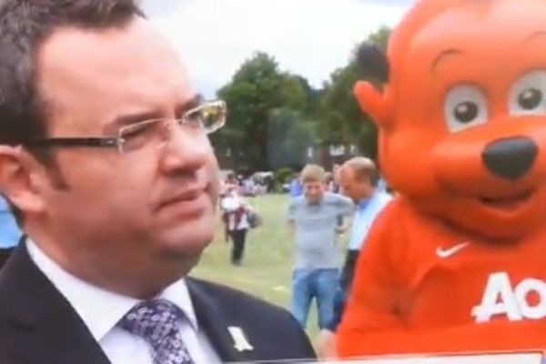 Μάντσεστερ Γιουνάιτεντ: Τα… κόλπα της μασκότ (video)