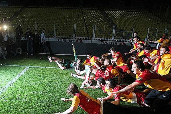 Γαλατάσαραϊ: Το γιόρτασαν στα αποδυτήρια (video)