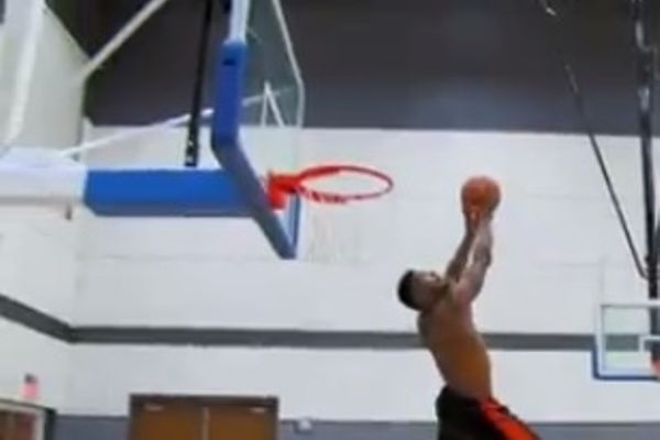 Τα πιο τρελά... ημίγυμνα καρφώματα (video)