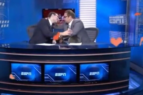 Βραζιλία: Δημοσιογράφοι του ESPN φιλήθηκαν live στο στόμα! (video)