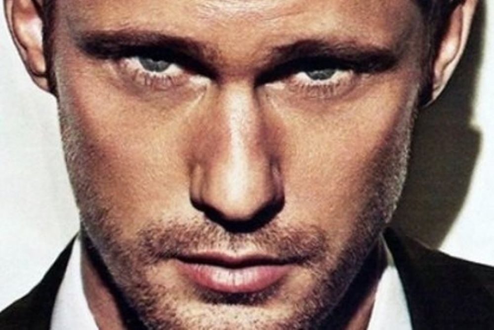 Δείτε τον Alexander Skarsgard μεθυσμένο να φωνάζει στο γήπεδο