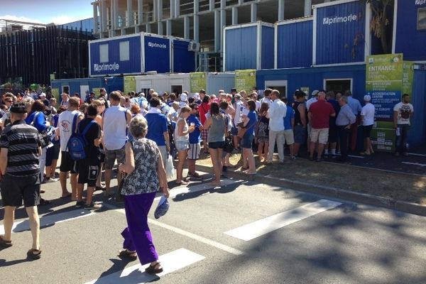 Με «τρέλα» και μπύρα ξεκίνησε το Ευρωμπάσκετ (photos)