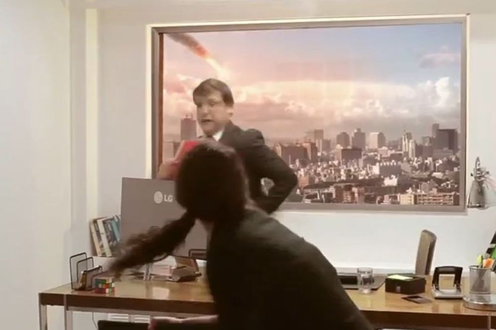 Απίστευτη φάρσα: Η καταστροφή του... πλανήτη LIVE (video)